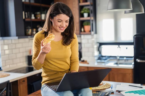 Young Smiling Businesswoman Working Home Sitting Front Laptop Computer Home — Stock Photo, Image