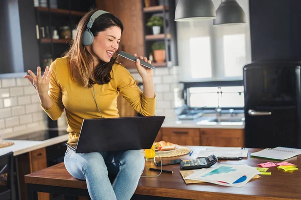 Young Smiling Woman Headphones Working Home Taking Break Listening Music — Stock Photo, Image