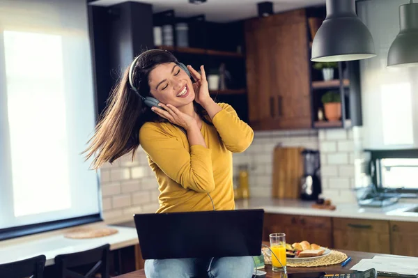 Junge Lächelnde Frau Mit Kopfhörern Die Von Hause Aus Arbeitet — Stockfoto
