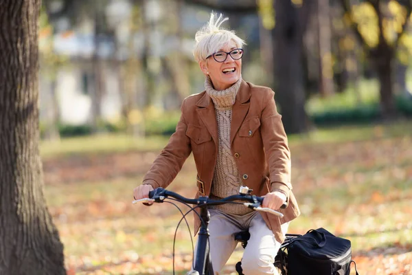 Χαρούμενη Ηλικιωμένη Γυναίκα Κάνει Ποδήλατο Δημόσιο Πάρκο Δραστηριότητες Για Ηλικιωμένους — Φωτογραφία Αρχείου