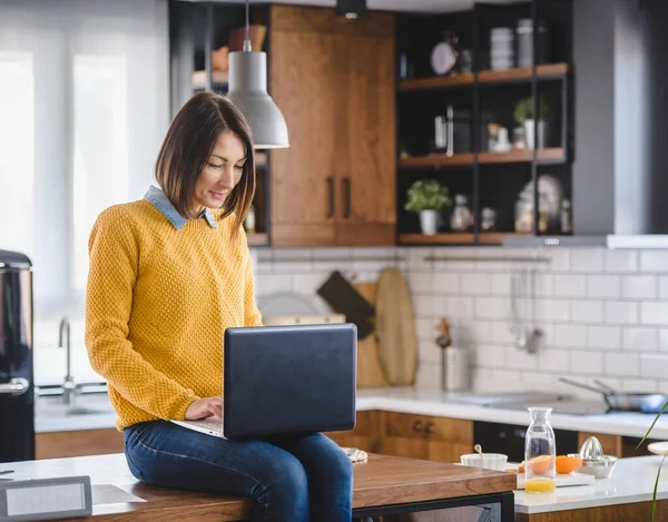 Freelance Vrouw Die Thuis Werkt Met Een Laptop Computer Flexibele — Stockfoto