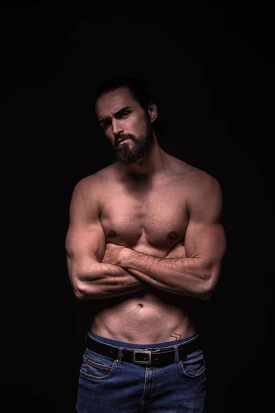 スタジオポートレートの美しいです男性ひげのない男ショー彼の腹部の筋肉 — ストック写真