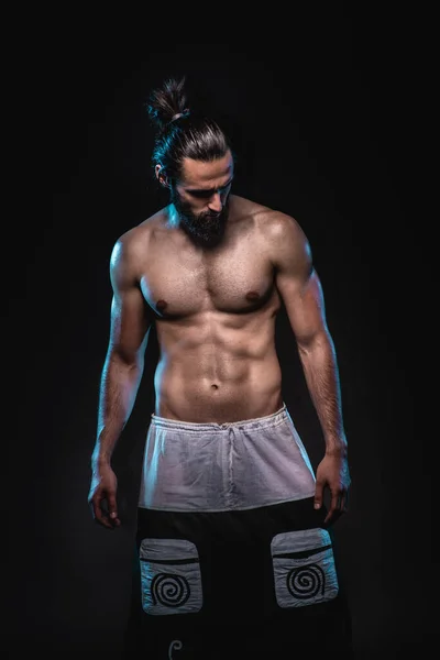 스튜디오낮은 근육질의 남자의 초상화 신체적 정신적 균형을 이루는 추상적 — 스톡 사진