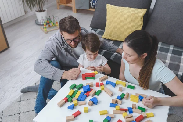 Jovem Família Brincando Com Brinquedos Blocos Madeira Casa — Fotografia de Stock