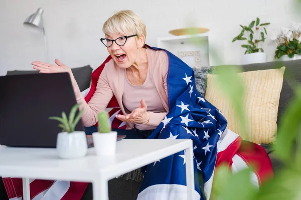 Стара Американська Леді Дивиться Ігри Вітаючи Американським Прапором Підтримки Своєї — стокове фото