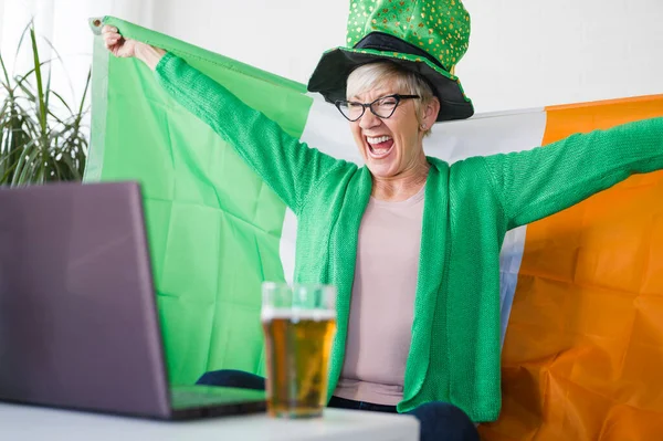 Oude Ierse Dame Die Naar Wedstrijd Keek Bier Dronk Juichte — Stockfoto