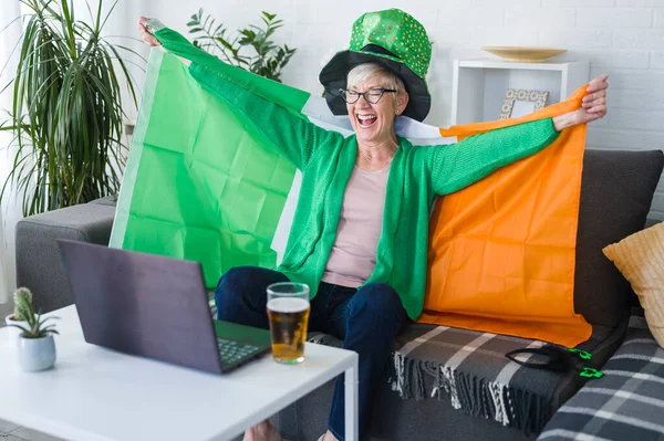 Старая Ирландка Смотрит Игру Пьет Пиво Болеет Ирландию Ирландским Флагом — стоковое фото