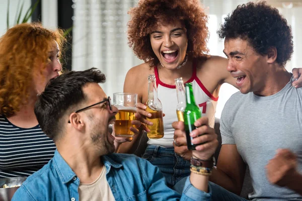 Grupo Amigos Viendo Fútbol Bebiendo Cerveza — Foto de Stock