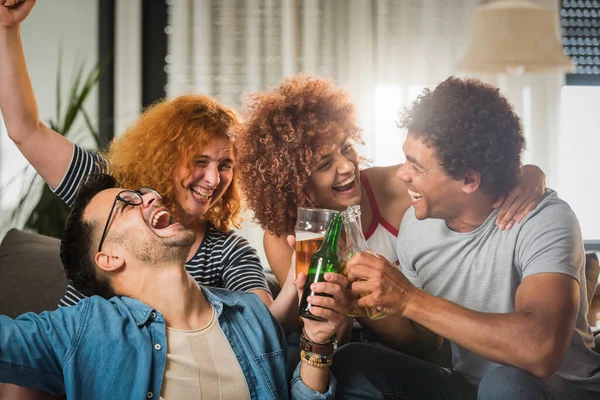 Grupo Amigos Viendo Fútbol Bebiendo Cerveza — Foto de Stock
