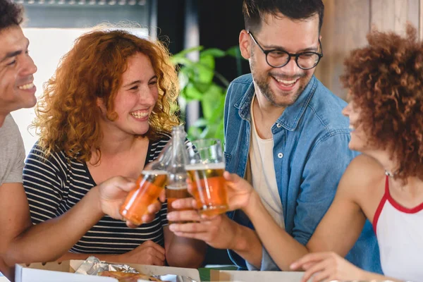 Gruppe Von Freunden Schaut Fußball Trinkt Bier — Stockfoto