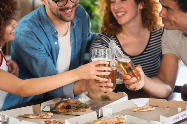 Друзі Їдять Піцу Ють Пиво — стокове фото