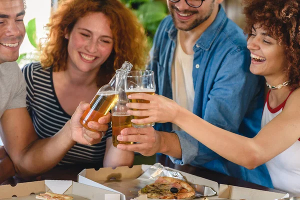 Φίλοι Τρώνε Πίτσα Και Πίνουν Μπύρα — Φωτογραφία Αρχείου