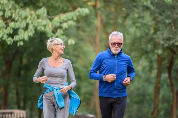 Veselý Aktivní Starší Pár Běhající Parku Cvičení Společně Zastavit Stárnutí — Stock fotografie