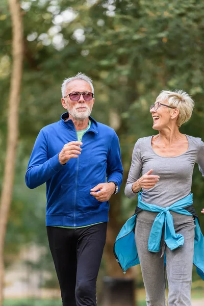 Alegre Activa Pareja Ancianos Corriendo Parque Ejercicio Juntos Para Dejar — Foto de Stock