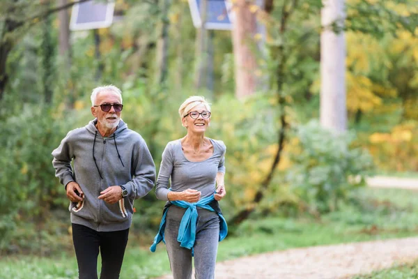 Fröhliches Aktives Seniorenpaar Beim Joggen Park Gemeinsam Sport Treiben Das — Stockfoto