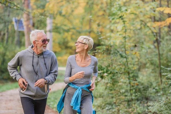 Wesoła Aktywna Para Seniorów Biegająca Parku Ćwiczenia Razem Aby Zatrzymać — Zdjęcie stockowe
