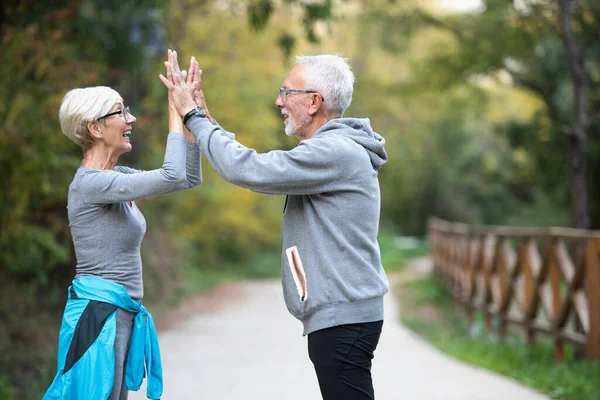 Yaşlı Çift Dışarıda Koşuyor — Stok fotoğraf
