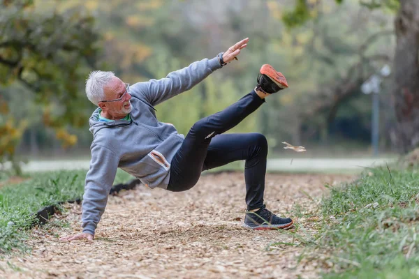 Starszy Mężczyzna Robi Ćwiczenia Świeżym Powietrzu — Zdjęcie stockowe