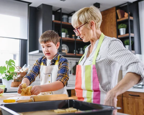 Nonna Che Prepara Biscotti Con Nipote — Foto Stock