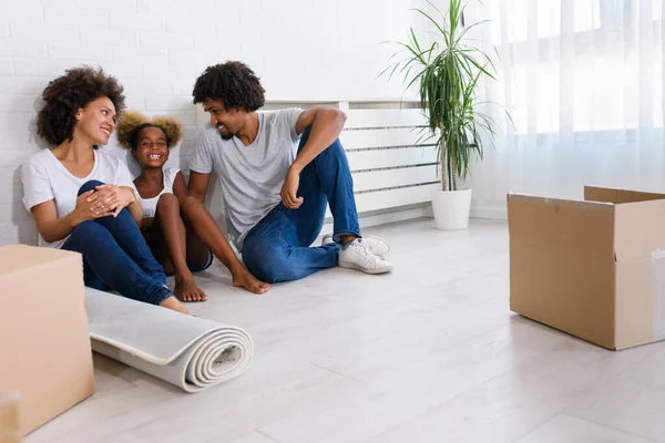 Afrikanisch Amerikanische Familie Bezieht Neue Wohnung — Stockfoto