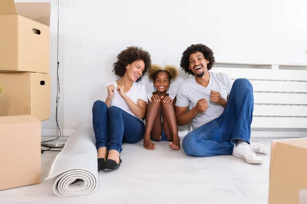 Afrikanisch Amerikanische Familie Bezieht Neue Wohnung — Stockfoto