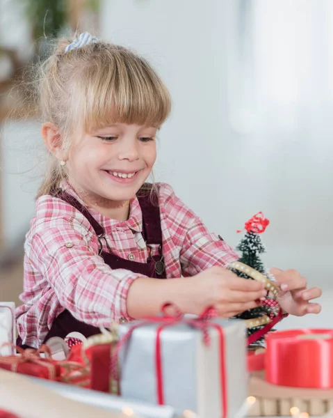 Kislány Játszik Karácsonyi Dekorációk Ajándékok — Stock Fotó