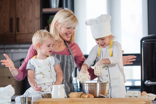 Mãe Feliz Cozinhar Com Filha Filho — Fotografia de Stock
