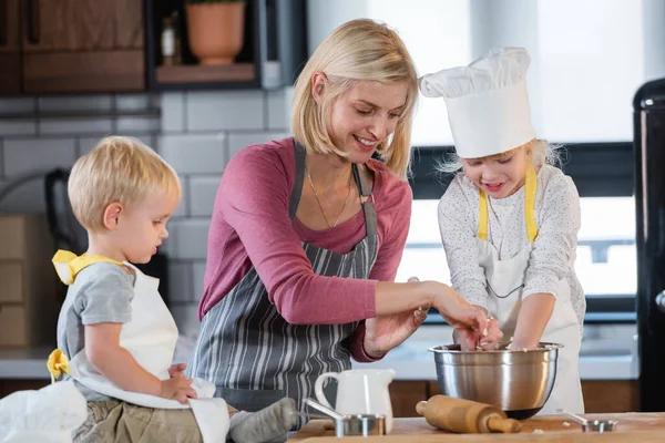 Gelukkig Moeder Koken Met Dochter Zoon — Stockfoto