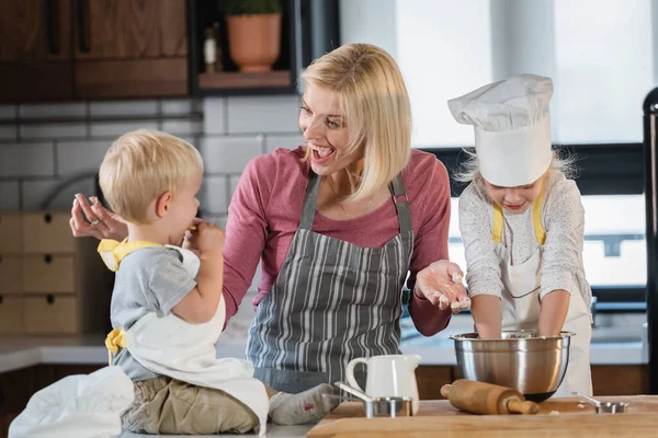 Glückliche Mutter Kocht Mit Tochter Und Sohn — Stockfoto