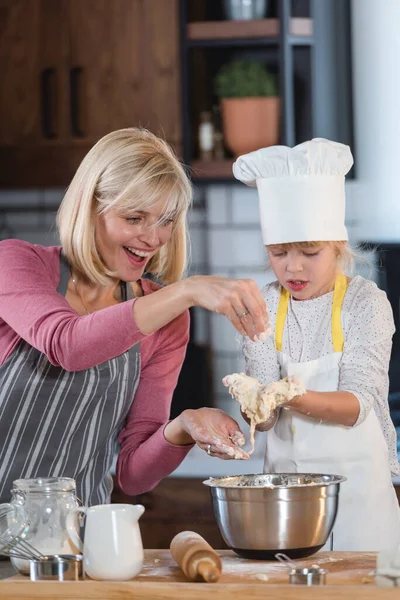 어머니와 요리하는 — 스톡 사진