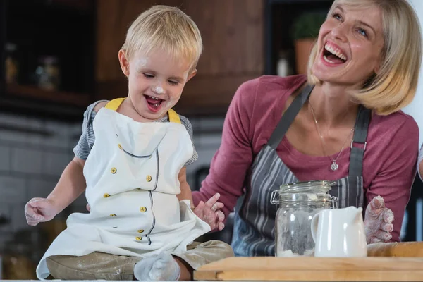 Moeder Brengen Kwaliteit Tijd Met Een Kind Keuken Bakken Van — Stockfoto