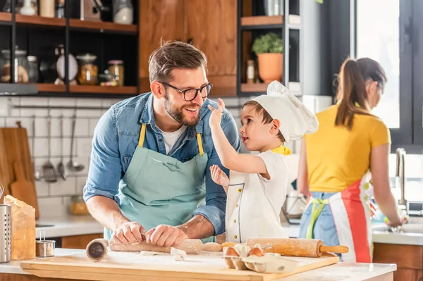 Pai Cozinhar Com Filho Juntos — Fotografia de Stock