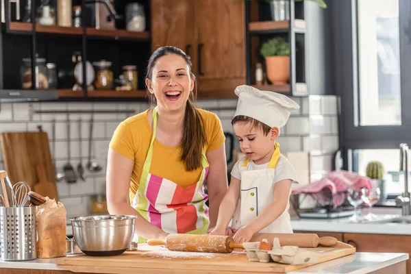 Moeder Kookt Met Zoon Werken Met Deeg — Stockfoto
