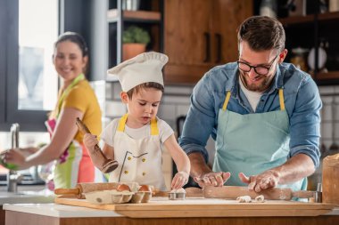 Aile yemeği, anne, baba ve oğul.