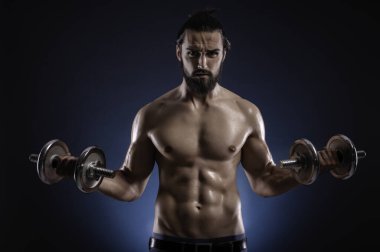Mükemmel vücut stüdyosu olan kaslı bir adam..