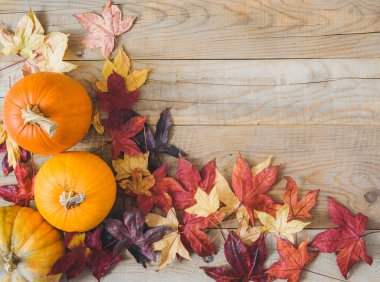 Bir sürü turuncu renkli balkabağı, balkabağı pastası, pasta ve Cadılar Bayramı için dekorasyon için hazır. Sonbahar arkaplanı