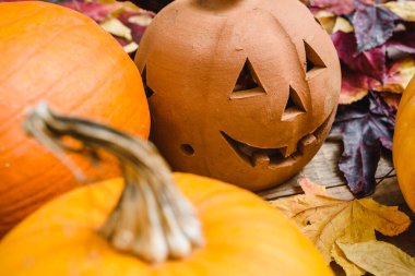 Cadılar Bayramı sonbahar tebrik kartı renkli yapraklar, balkabakları ve fenerle dolu. Turuncu ve kahverengi.