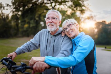 Bisiklete binen mutlu çift. 