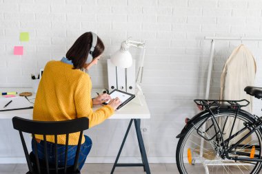 Evde tablet bilgisayarla çalışan serbest çalışan bir kadın. Esnek çalışma alanı ve çalışma zamanı.