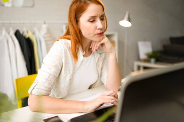 ofiste çalışan genç kadın