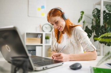 ofiste çalışan genç kadın