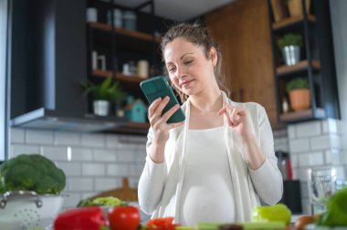 Telefonunuzun ve güzel hamile kadın