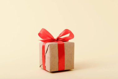 kırmızı fiyonk ve kurdele hediye kutusunda  