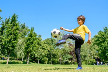 Sahadaki küçük çocuk futbolcu. 