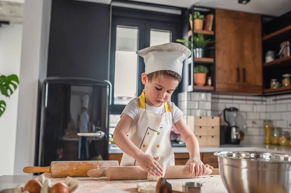 Mutfakta Hamurla Çalışan Tatlı Küçük Çocuk — Stok fotoğraf