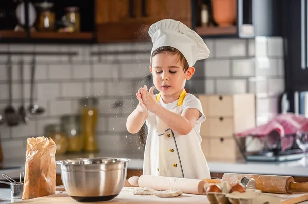 Mutfakta Hamurla Çalışan Tatlı Küçük Çocuk — Stok fotoğraf