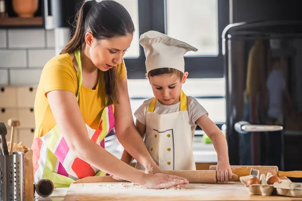 Mãe Cozinhar Com Filho Trabalhando Com Massa — Fotografia de Stock