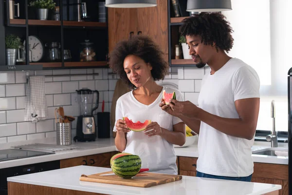 Afrikanskt Amerikanskt Par Äter Vattenmelon — Stockfoto