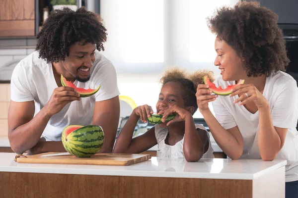 非洲裔美国人家庭吃西瓜 — 图库照片