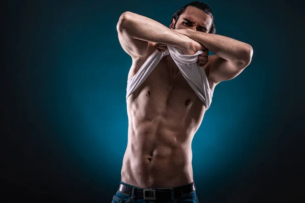 Mükemmel Vücut Stüdyosu Olan Kaslı Bir Adam — Stok fotoğraf